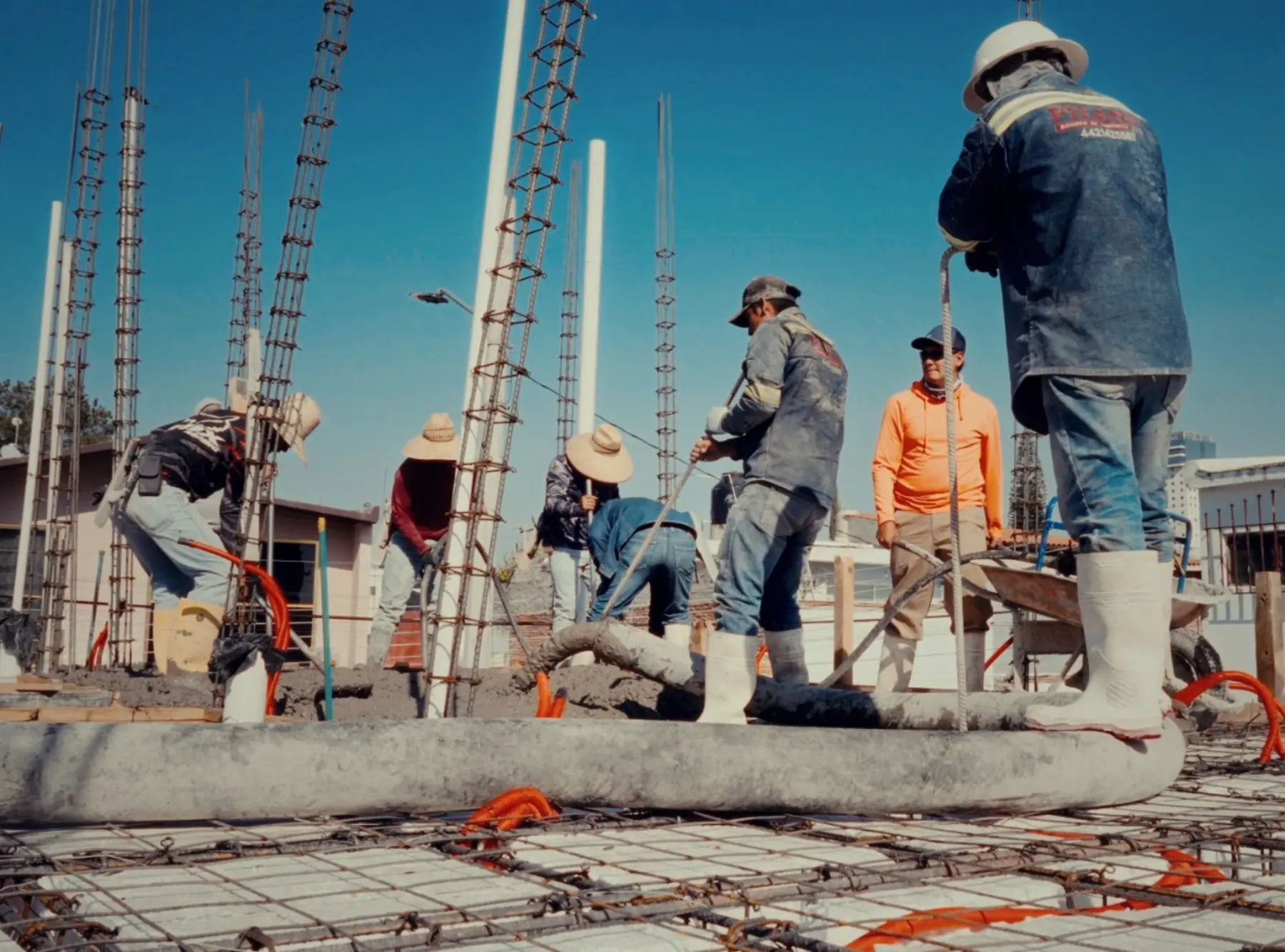 Equipo trabajando en obra